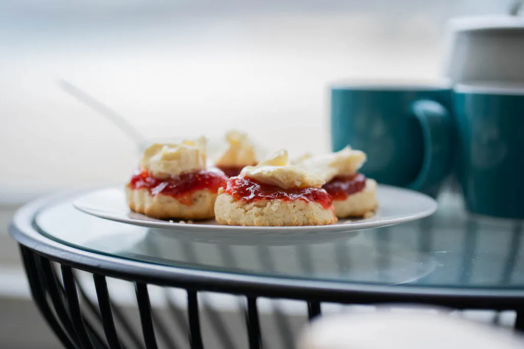 Cornish-Cream-Teas-on-plate