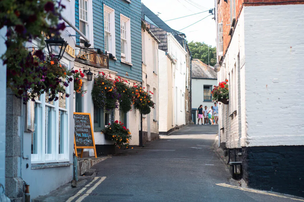 Padstow-street-on-sunny-day-in-Cornwall